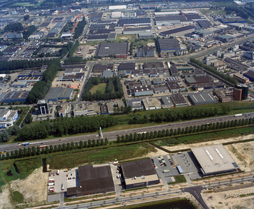 844631 Luchtfoto van een gedeelte van het bedrijventerrein Lage Weide te Utrecht, uit het zuidwesten. Op de voorgrond ...